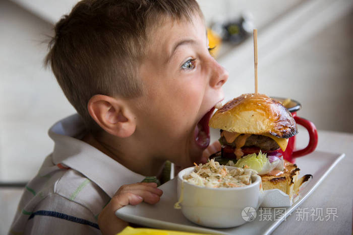 青年准备咬大的汉堡包
