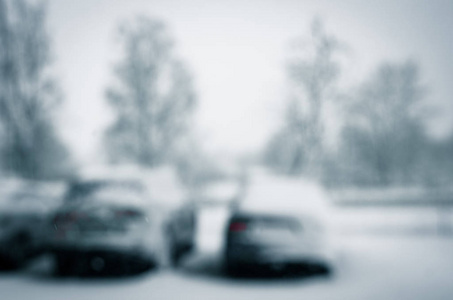 雪覆盖着的汽车