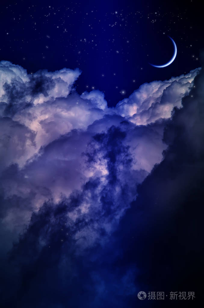 夜晚的天空与云朵和月亮