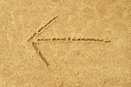 箭头符号绘制在沙