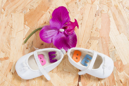 喜得贵子贺卡，新出生的婴儿鞋的概念