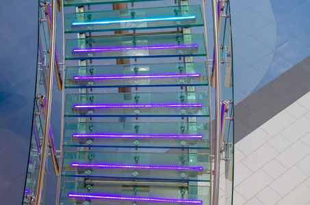 金属玻璃楼梯和霓虹灯，led 背光