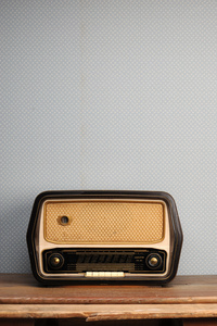 复古背景上的古董收音机