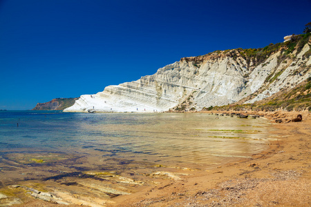 白色悬崖而得名 Scala dei Turchi