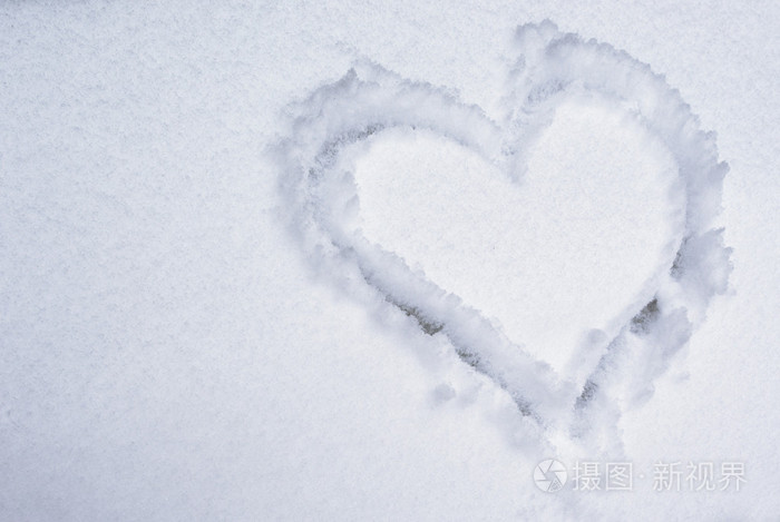 在雪地上的心