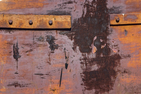 片段的旧生锈的铁闸与铆钉