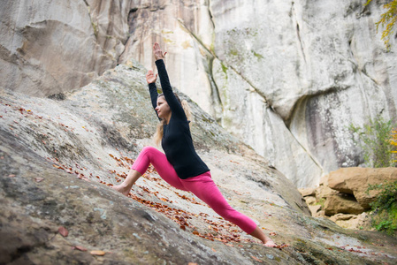 运动合适的女人上练瑜伽的性质在博尔德