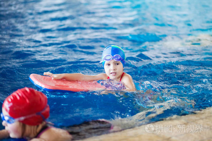 小女孩在黑板上在池子里游泳