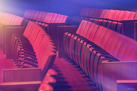 旧的红椅子，在空的老式剧院