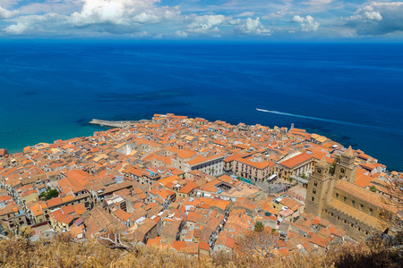 在西西里岛的切法卢市鸟瞰图