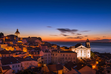阿法玛附近从波尔视图做溶胶观日出时在里斯本，葡萄牙