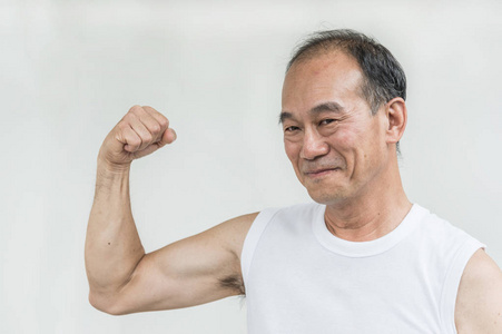 白色的轮廓与手臂分开和一套雪花中年老年老人医生穿着医疗制服,沽ⅱ