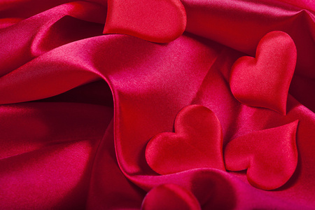 红色的心情人节符号红色丝绸背景上关闭