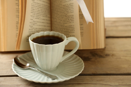 静物与杯咖啡和木制的桌子上的书