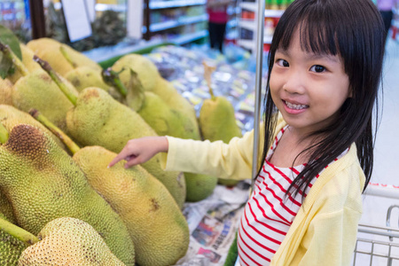 批发菠萝亚洲中国小女孩选择水果照片