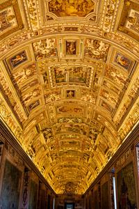 在梵蒂冈博物馆画廊天花板