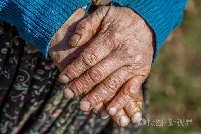 关闭了老人的手
