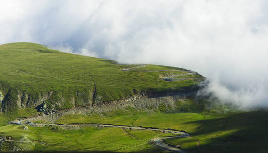 在 Transalpina 山景观的弯的道。罗马尼亚