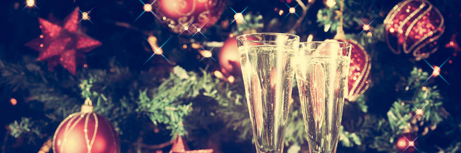 两杯香槟圣诞树背景与晶石