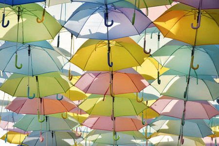美丽五颜六色的雨伞装饰墙图片