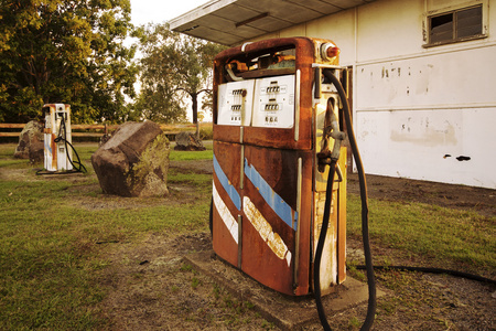 老乡村泵在废弃的加油站图片