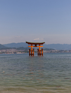 漂浮日本严岛神社的牌坊。教科文组织网站