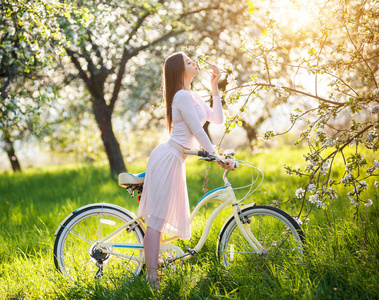 骑单车的自行车图片