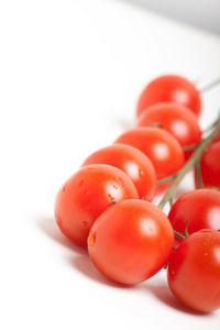 堆的白色背景上的红色樱桃番茄。