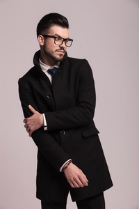 穿着比基尼的女孩抱着手臂摆着姿势,阿金波看着远方妇女手臂抱着小圆