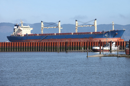 货物船抛锚在阿斯托利亚俄勒冈州