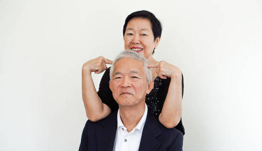 快乐的亚洲高级夫妇，家族企业所有者合作伙伴肖像一起