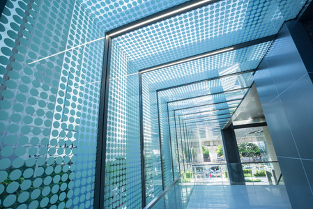 地铁逃生玻璃屋顶走廊照片