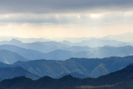 山岭静悄悄图片