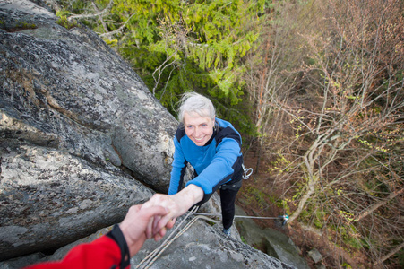 男 rockclimber 帮助女性登山者