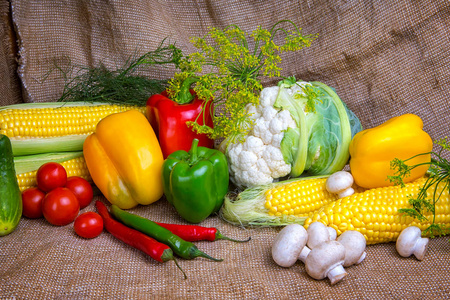 蔬菜，蔬菜在桌子上。玉米 菜花 西红柿 香菇 辣椒