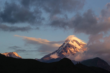 卡兹别克山麓和 Gergeti 三位一体教堂在日出光