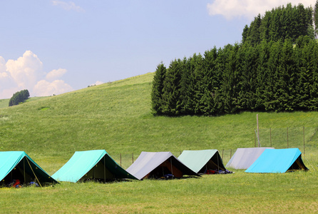 大帐篷睡觉期间夏令营在山