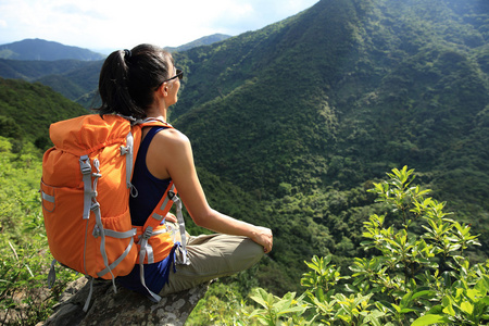 女背包客在山