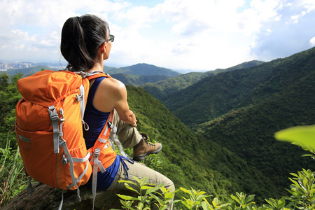 女背包客在山