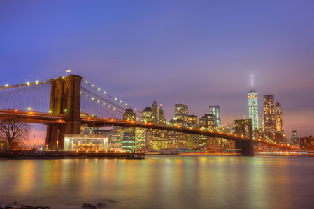 在黄昏，纽约市布鲁克林大桥