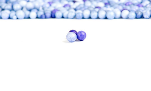 一个蓝色和两个紫珍珠