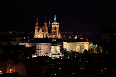 夜寒地城市与哥特式城堡，捷克共和国布拉格
