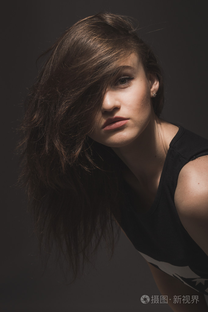 女模特与休闲的发型