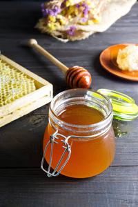 蜂蜜与蜂蜜北斗七星的罐子里图片
