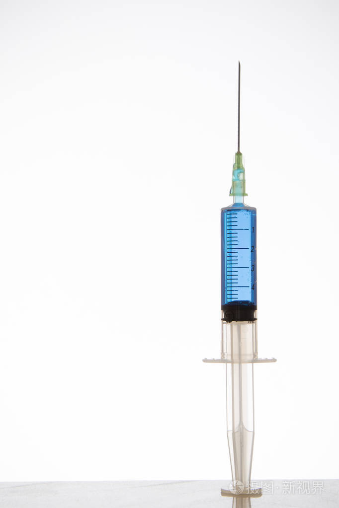 充满蓝色彩色药物的注射器