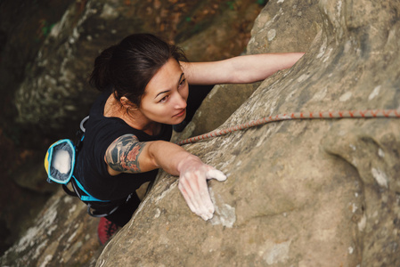 在岩石上攀爬的年轻女人