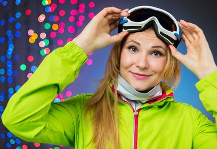 滑雪服装上圣诞灯的女人图片