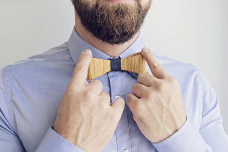 有胡子的人调整领带