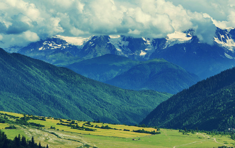 高加索山脉图片