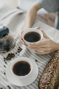 在女人手上的咖啡杯子